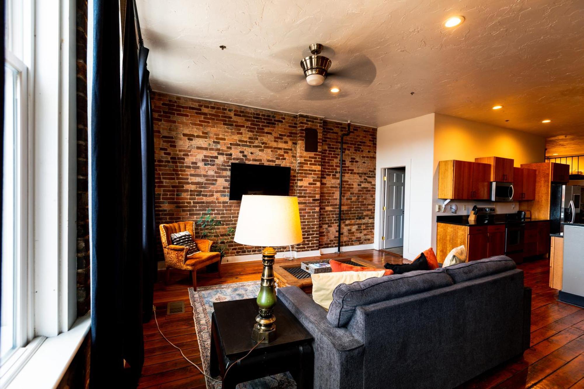Апартаменты The Two Story Loft Спрингфилд Экстерьер фото